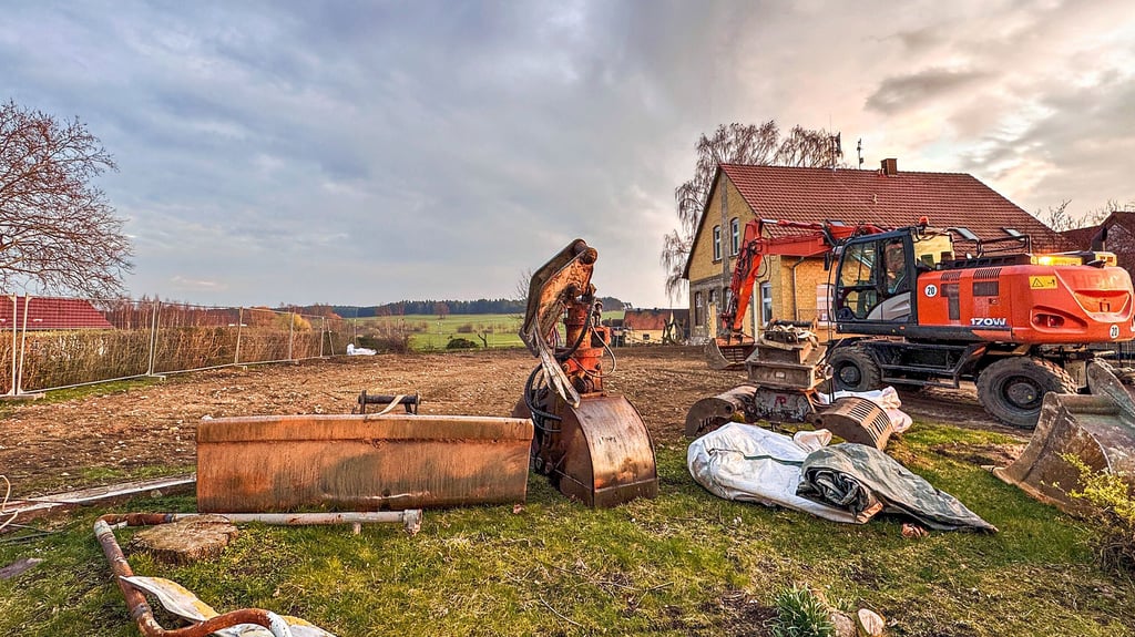 Der Bagger ist noch da, das alte Gerätehaus bereits verschwunden. Mit dem Neubau soll bald begonnen werden.