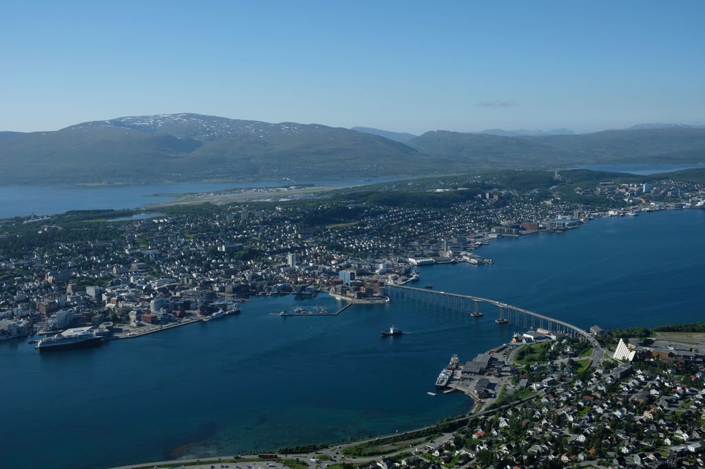 Die Stadt mit einem Blick: Tromsø vom 421 Meter hohen Storsteinen aus gesehen.