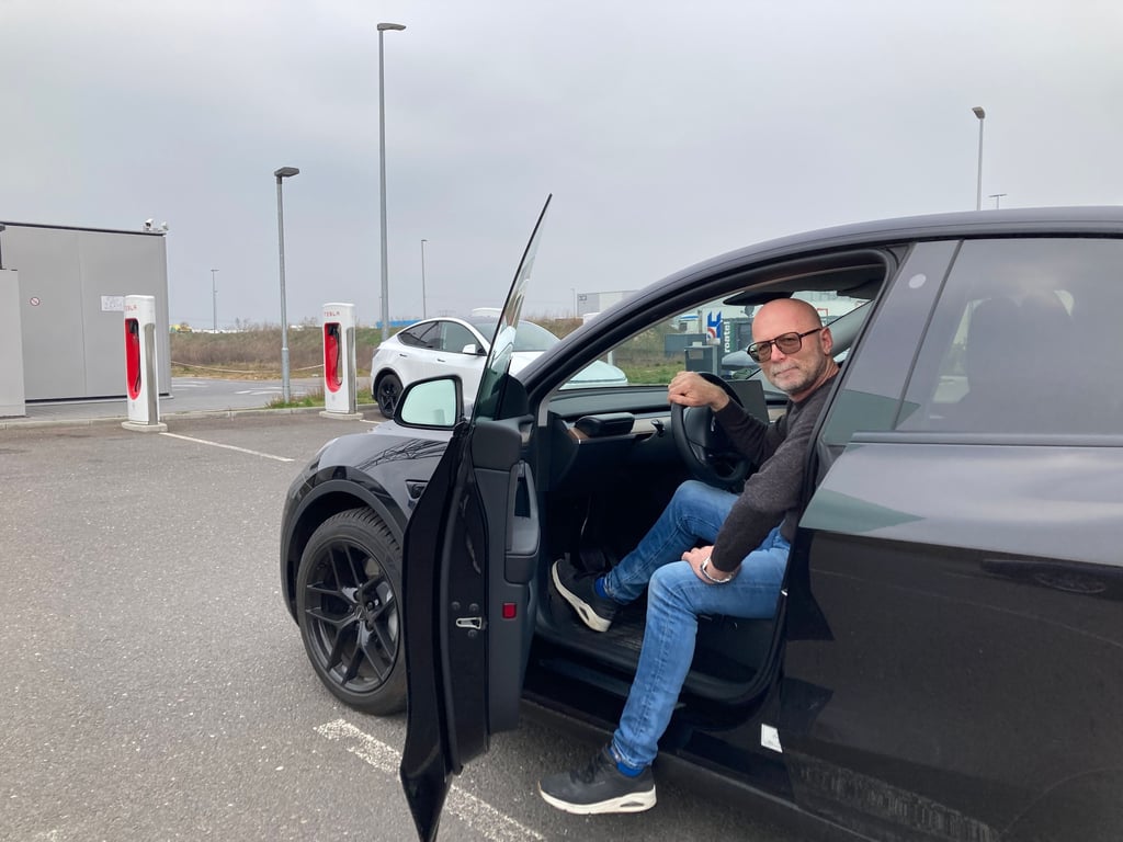 Tesla-Fahrer Matthias Hohmann kann die Aufregung nicht nachvollziehen.