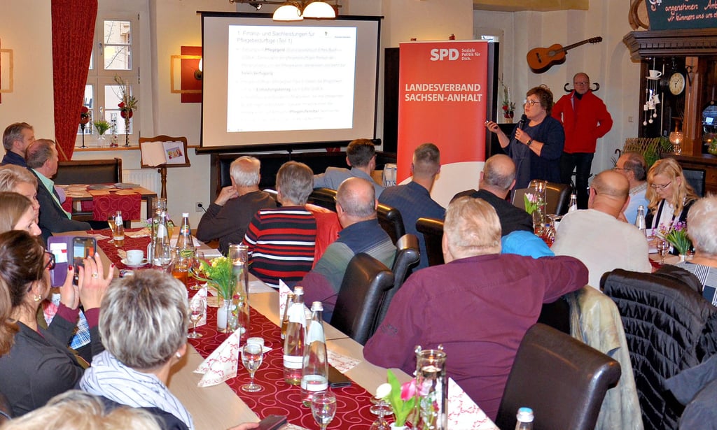 In Staßfurt sprach Minister Petra Grimm-Benne über die Zukunft der Pflege.
