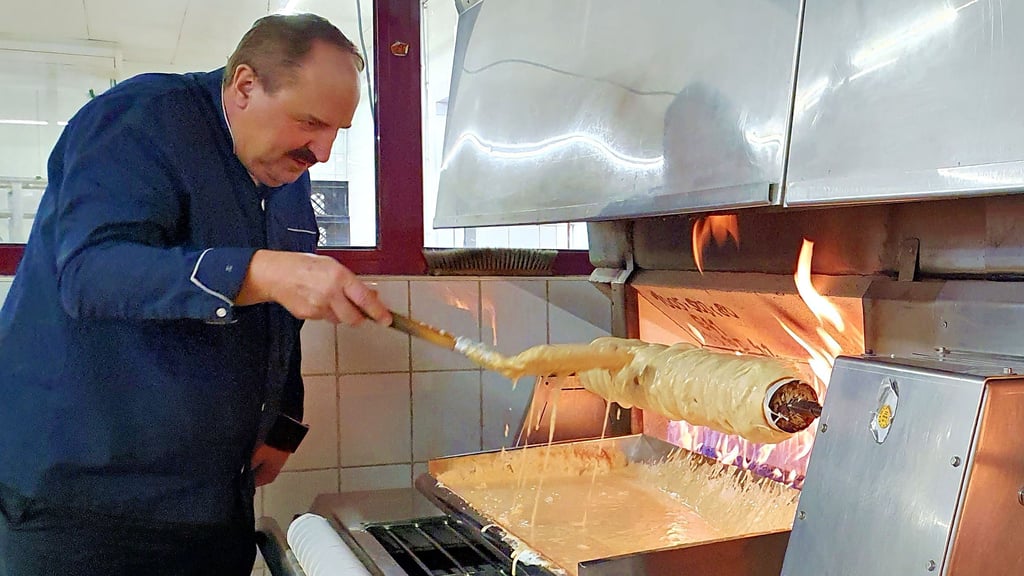 Johann Lafer zeigte Einsatz an der Walze in der in der Bäckerei Königlicher Baumkuchen in Salzwedel.