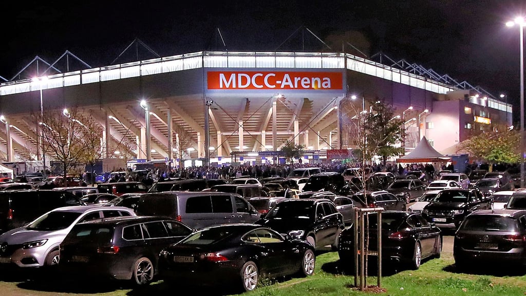 Bei den Spielen des FCM im Stadion, hier noch unter den Namen MDCC-Arena, reisen viele Fans mit Autos an. Der Parkplatzbedarf ist entsprechend hoch. Ein Parkhaus könnte Verbesserungen bringen.