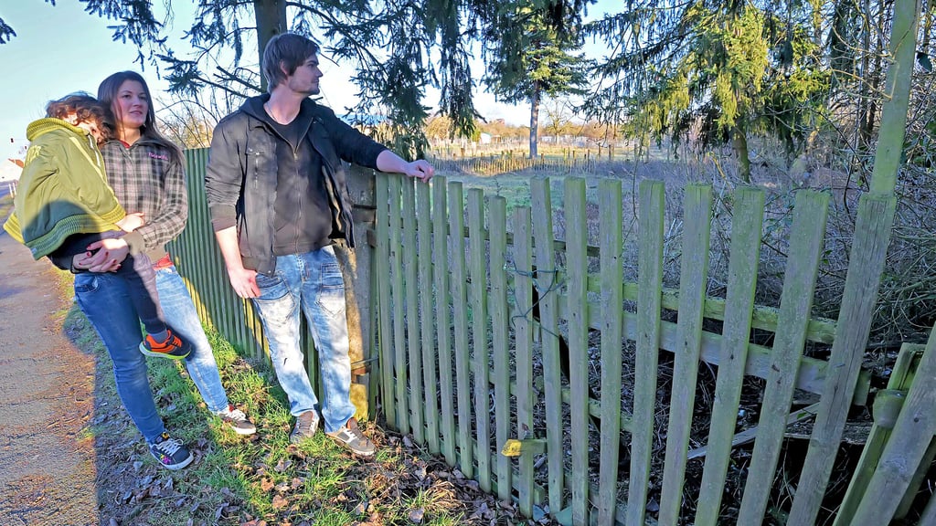 Jessica Bonk, Markus Kortum und Söhnchen Jannes wollen aus den alten Schrebergärten ein Naherholungsgebiet für den Ort machen.
