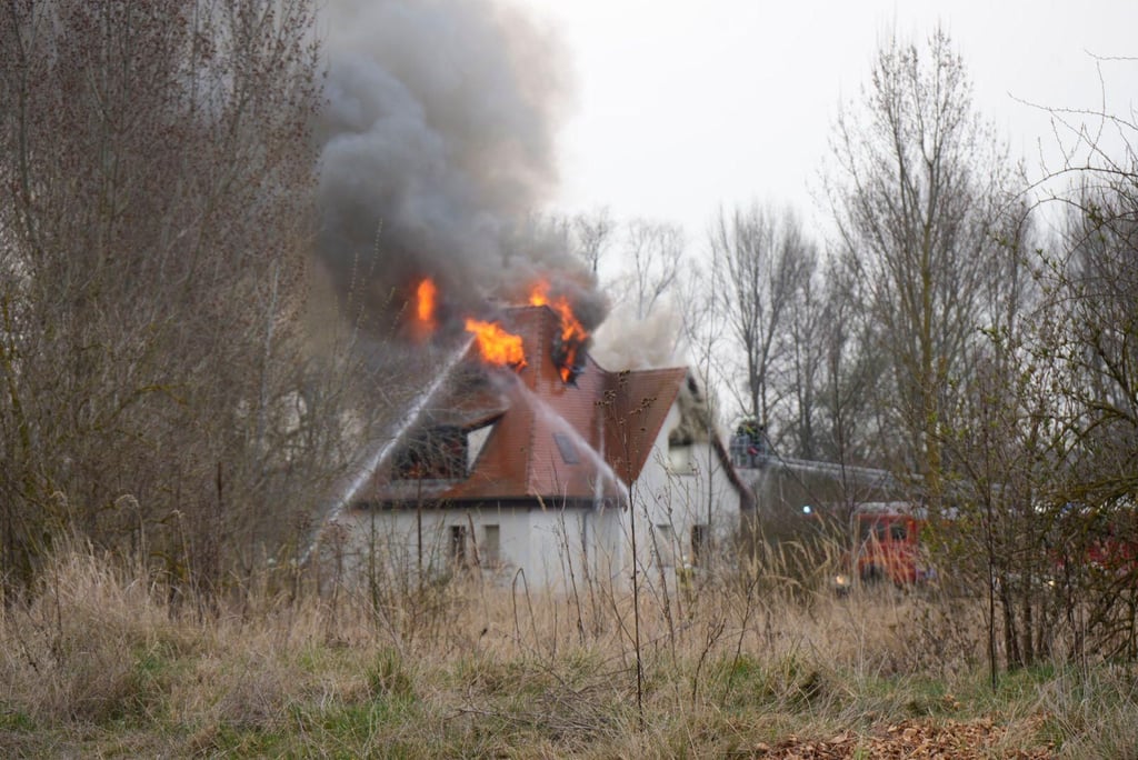 Feuerwehrleute löschen den Brand im Einfamilienhaus.