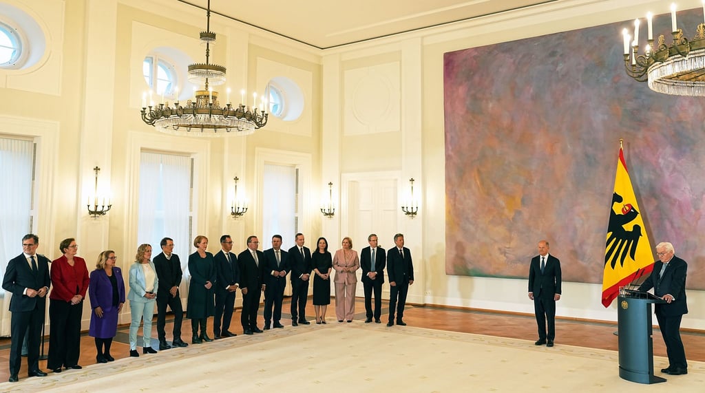 Ein Kanzler und 14 Minister erhalten vom Bundespräsidenten ihre Entlassungsurkunden. Sie bleiben aber geschäftsführend im Amt.