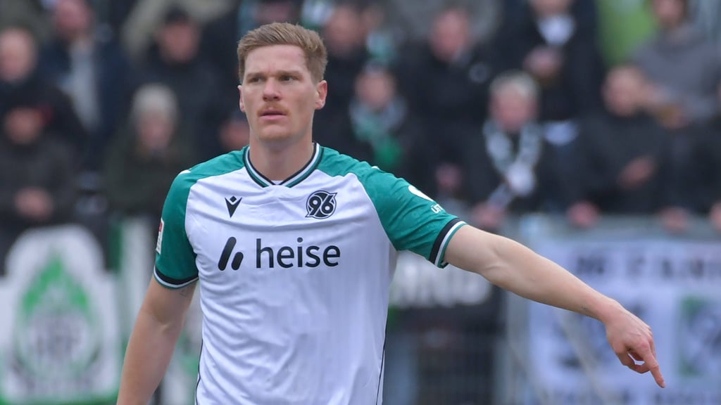 Marcel Halstenberg ist krank, sein Einsatz für Hannover 96 gegen den 1. FC Magdeburg am Samstag fraglich.