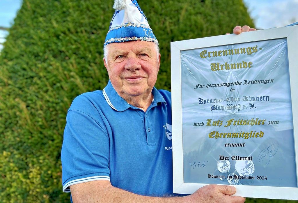 Lutz Fritschler hat vor 52 Jahren seine Laufbahn beim Karneval Club Könnern Blau-Weiß begonnen und wurde zum Ehrenmitglied ernannt.