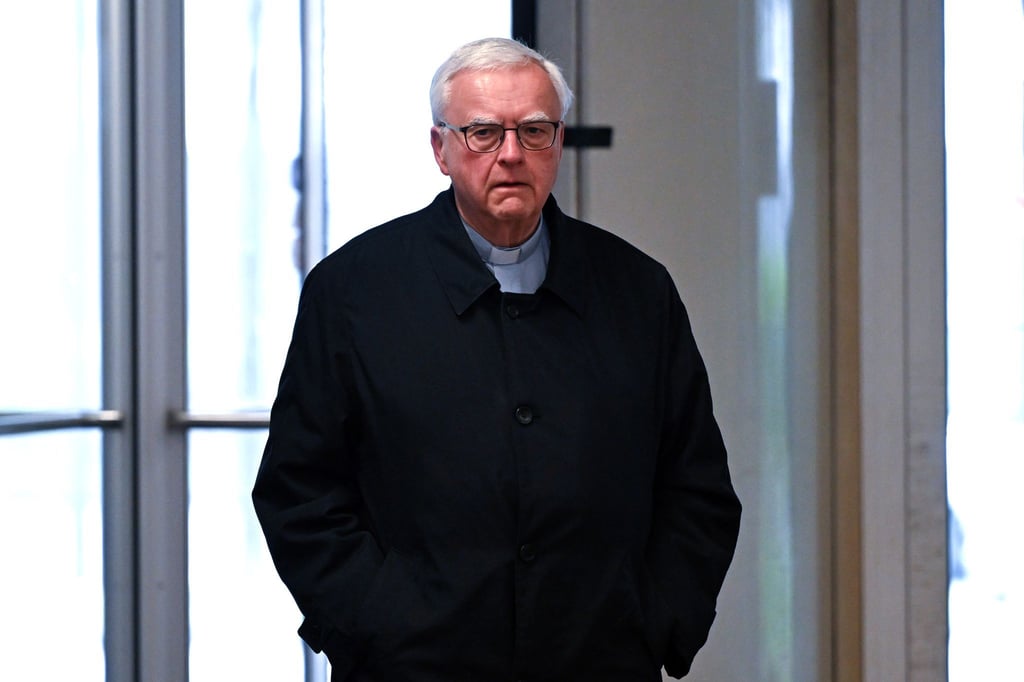 Der Erzbischof Heiner Koch hat als Zeuge vor dem Landgericht Köln ausgesagt, den späteren Missbrauchstäter nur flüchtig gekannt zu haben.