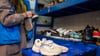 Gut erhaltene Kleidung und Schuhe gehören in den Sammelcontainer, stark verschmutzte oder verschlissene Teile dürfen in den Restmüll.