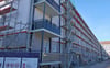 Der Block in der Straße des Friedens erhält dieser Tage seine Balkone. 52 der  58 Wohnungen bekommen einen. 