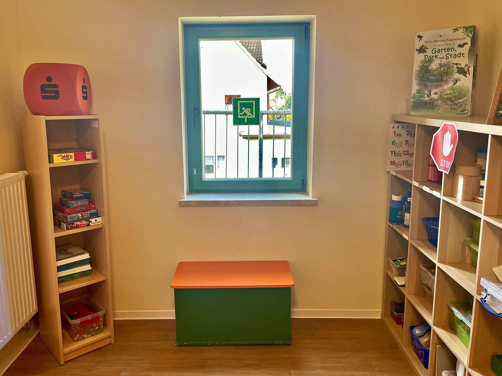 Das ist das Notfenster in der oberen Etage der Kita Plötzky. Davor steht eine Kiste. Auf die müssen die Kinder steigen und werden dann nach draußen gehoben.