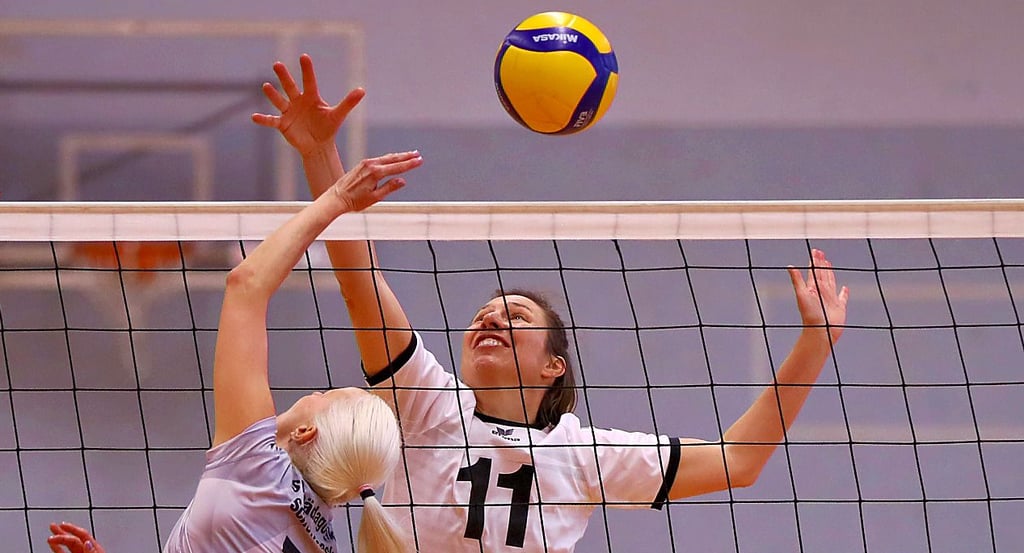 Blanca Simon (h./gegen Schönebecks Michaela Buschke setzte sich mit dem USC nach einer Aufholjagd gegen den Spitzenreiter durch.