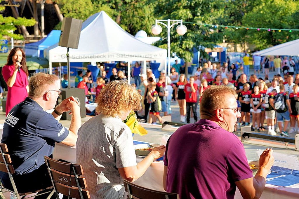 Auch im vergangenen Jahr gab es Kulinarische Nächte mit einem Wettbewerb: Die Jury beurteilt nach Aussehen und Geschmack.