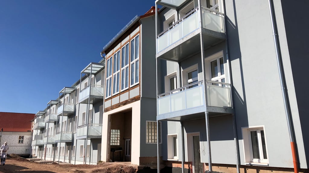 Neue Fassade, Balkons und Terrassen: Das ehemalige Schulhaus in Bad Suderode hat nicht nur ein neues Äußeres bekommen.