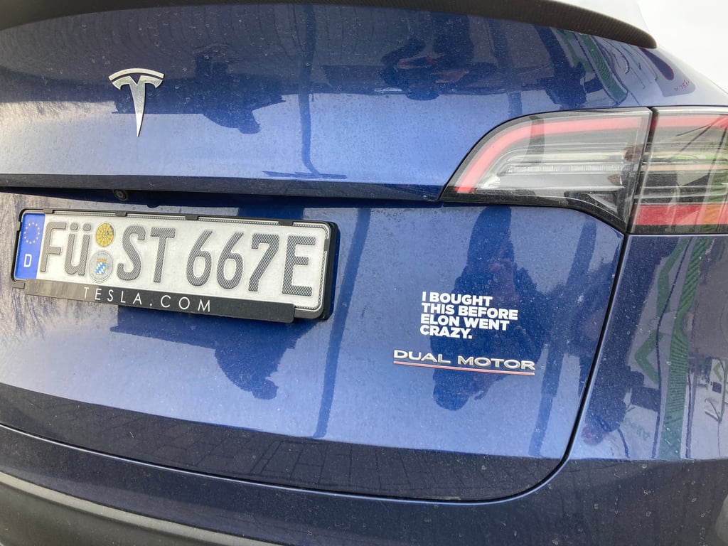 Einige Tesla-Fahrer haben inzwischen diesen Aufkleber am Auto, der übersetzt heißt: Ich kaufte ihn, bevor Elon verrückt geworden ist.