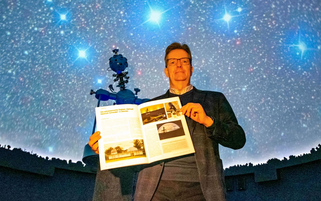Michael Teichert in der Astronomischen Station. Sie steht in der aktuellen Ausgabe der Zeitschrift „Astronomie und Raumfahrt“ mit im Fokus.