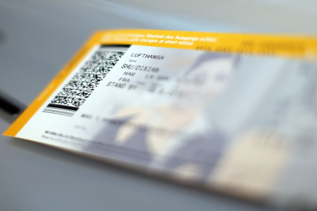 Muss der Name auf dem Flugticket nach der Heirat geändert werden, haben Paare bestenfalls die Heiratsurkunde als Nachweis parat.