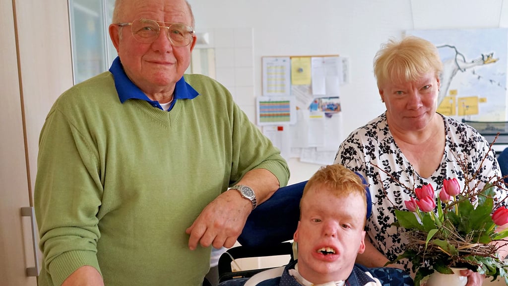Dietmar Neubauer hofft, dass Marco und Elke Rusch bald ein neues Auto bekommen. 