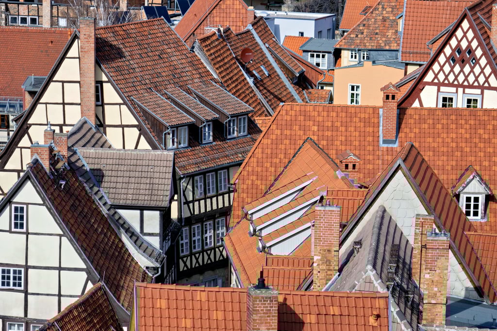 Blick vom Schlossberg über die Altstadt Quedinburgs mit ihren Fachwerkhäusern.