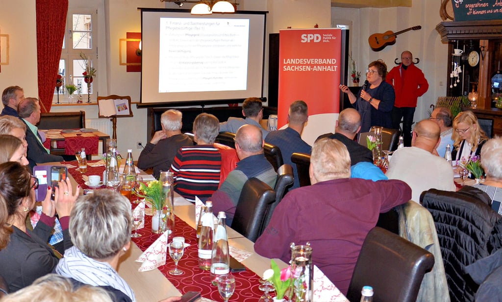 Petra Grimm-Benne informiert im Theatercafé Staßfurt zu "Gesundheit und Pflege im Quartier".