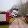 Feuerwehreinsatz bei dem brennenden Einfamilienhaus in Wettin-Löbejün im Saalekreis.