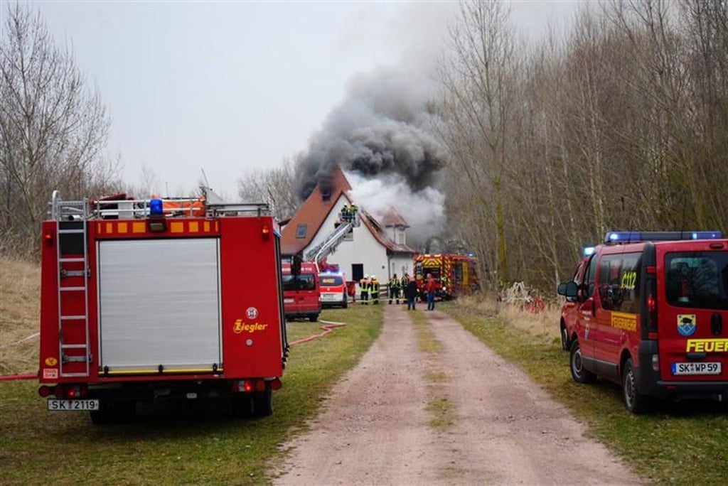 Feuerwehreinsatz bei dem brennenden Einfamilienhaus in Wettin-Löbejün im Saalekreis.
