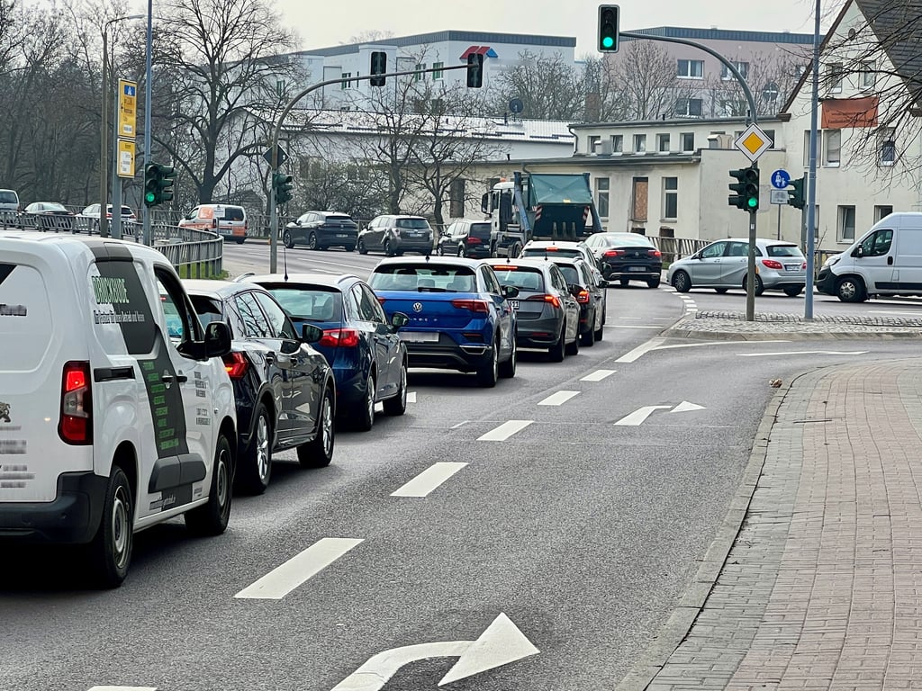 Stau am Platz der Jugend in Bernburg.