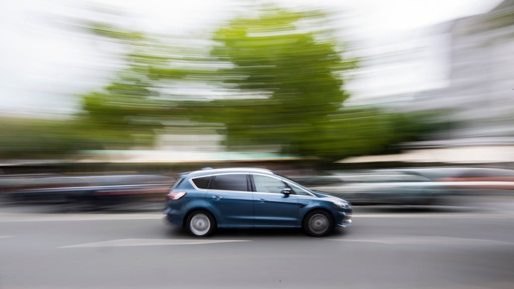 Einprozentregel: Beschäftigte, die ihren Dienstwagen privat nutzen, bekommen in der Regel monatlich ein Prozent des Bruttolistenneupreises von ihrem Nettolohn abgezogen.