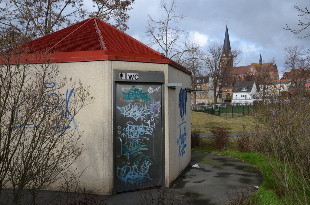 Schön ist das öffentliche WC-Häuschen am Parkplatz Postring in Staßfurt nicht - und geschlossen.