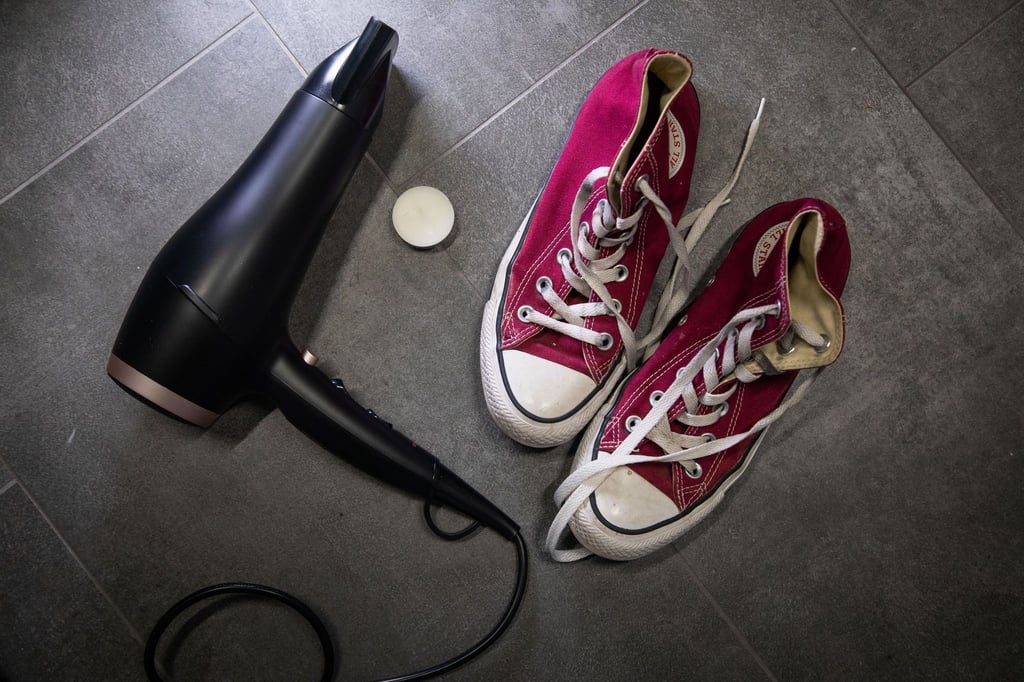 Mit Stoffschuhen durch den Regen? Mit Hilfe von Kerzenwachs und Föhn sollen sie wasserfest werden - das verspricht ein Hack.