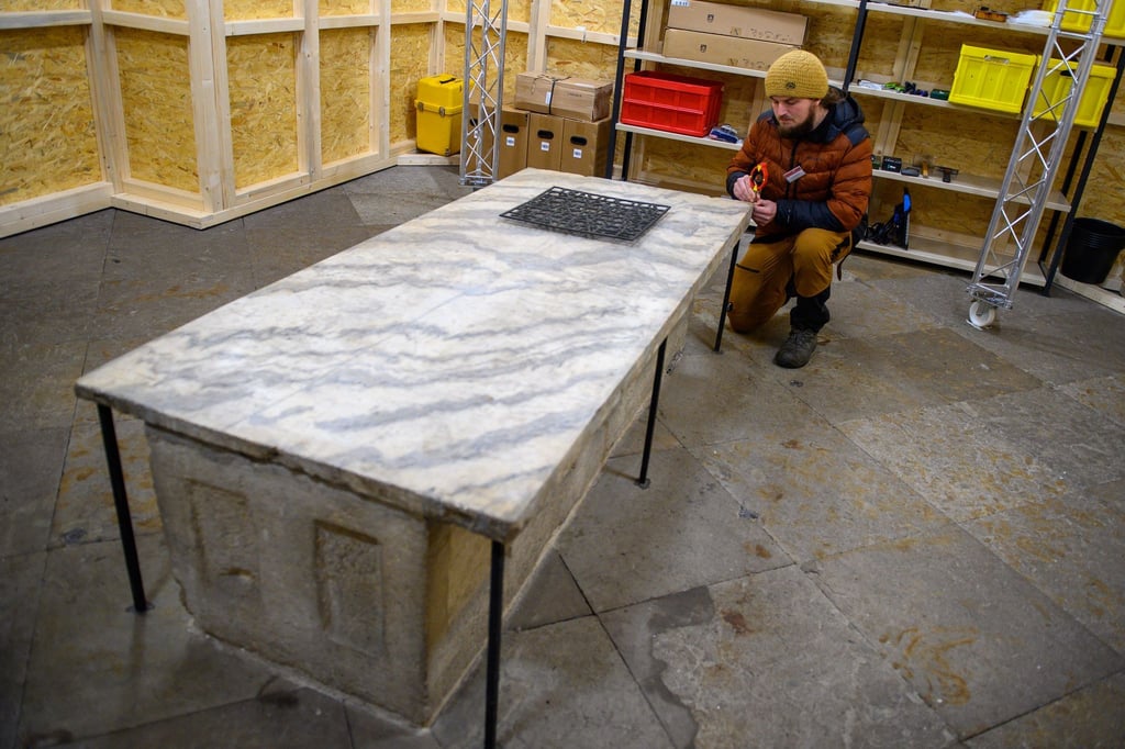 Claudio Dähnel vom Landesamt für Denkmalpflege und Archäologie Sachsen-Anhalt (LDA) vermisst im Magdeburger Dom den Sarkophag Otto des Großen.