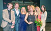 Angela Mund und das Ensemble von „bühnenfrei“ wurden als Magdeburger des Jahres geehrt. Die Laudatio hielt Reporter Konstantin Kraft (l.).