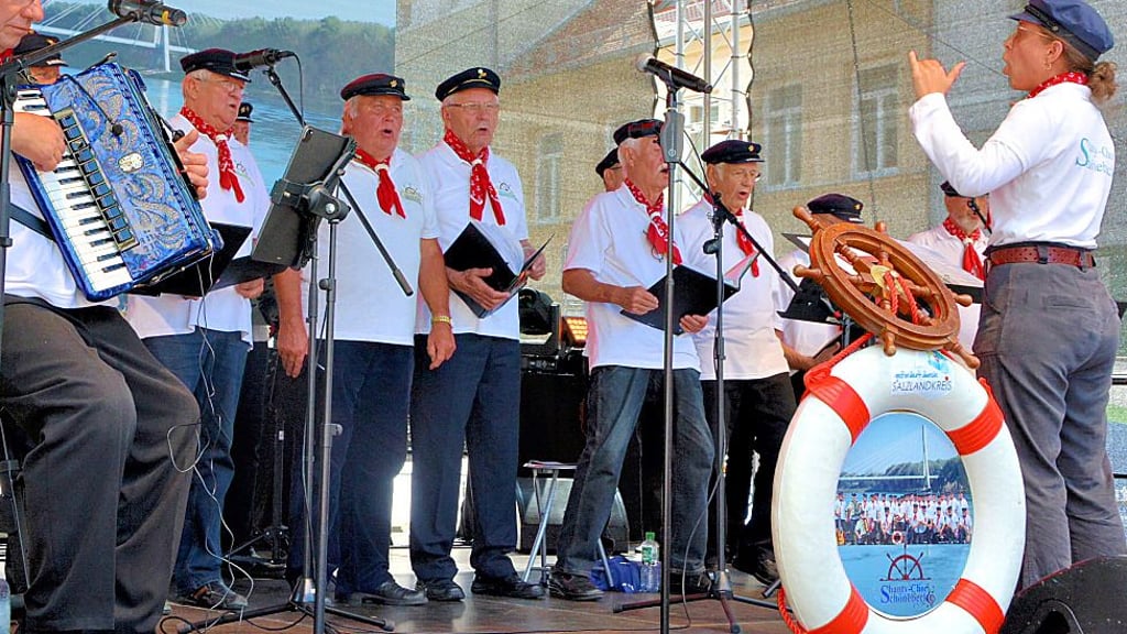 Der Shanty-Chor bei einem Auftritt in Schönebeck.