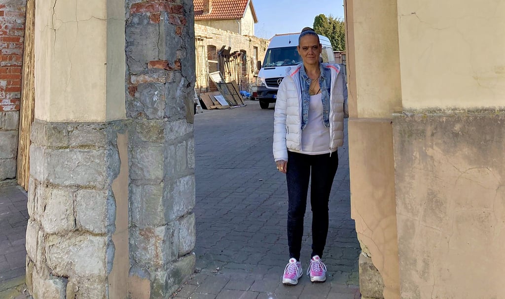 Karina Rosner hat die alte Schule in Wulfen gekauft und richtet hier einen Hausflohmarkt ein.