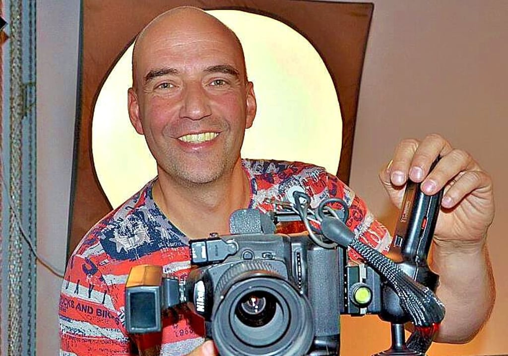 Noch hat er gut lachen: Matthias Urban ist selbstständiger Fotograf in Schönebeck. Die Neuregelung bei den Passfotos macht ihm aber Sorgen.