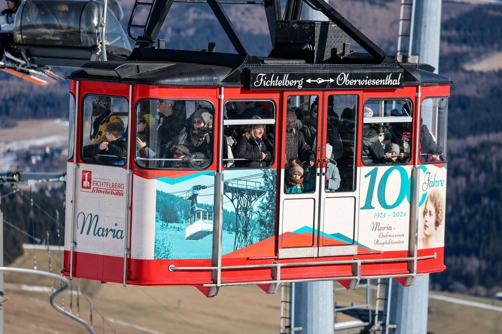 Nächste Woche beginnt die Frühjahrsrevision der historischen Fichtelberg Schwebebahn. Zu Ostern soll sie wieder Ausflügler auf Sachsens höchsten Gipfel bringen (Archivbild)