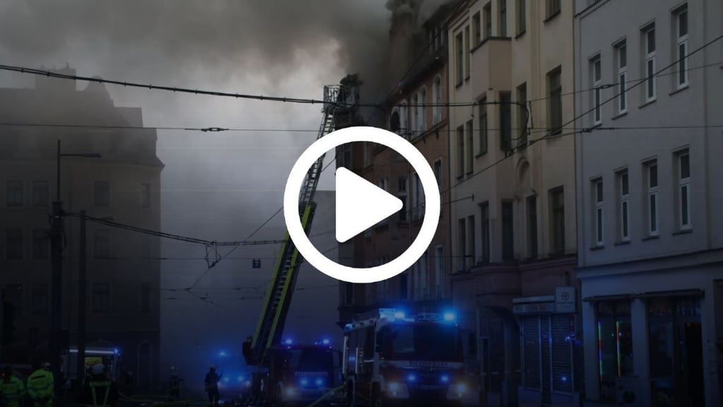 Flammen lodern aus dem Obergeschoss des Altbaus in Halle.