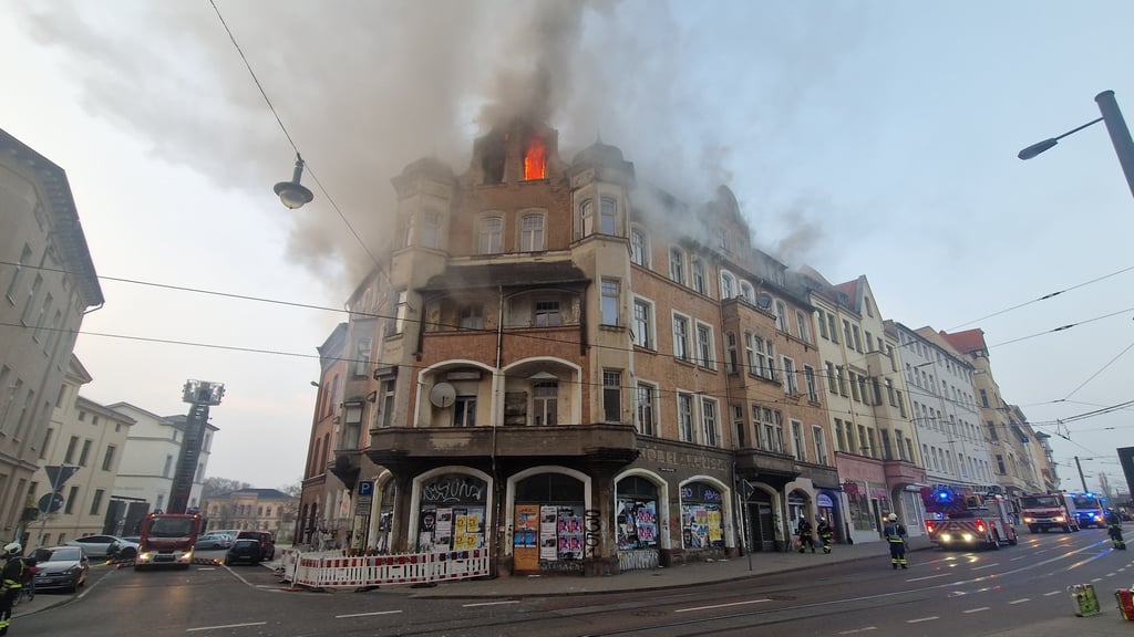 Flammen lodern aus dem Obergeschoss des Altbaus in Halle.