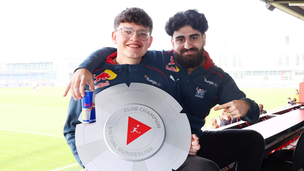 Glückliche Zocker: Levy Finn Rieck und Umut Gültekin (von links).