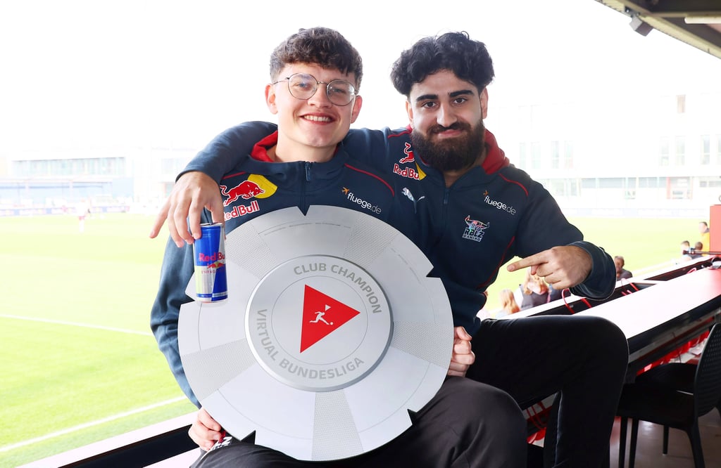 Glückliche Zocker: Levy Finn Rieck und Umut Gültekin (von links).