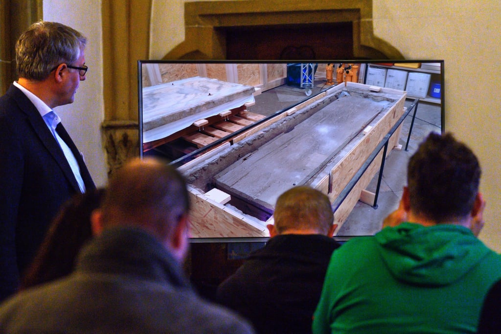 Die Holzkiste wurde bereits bei der letzten Öffnung im Jahr 1844 beschrieben.