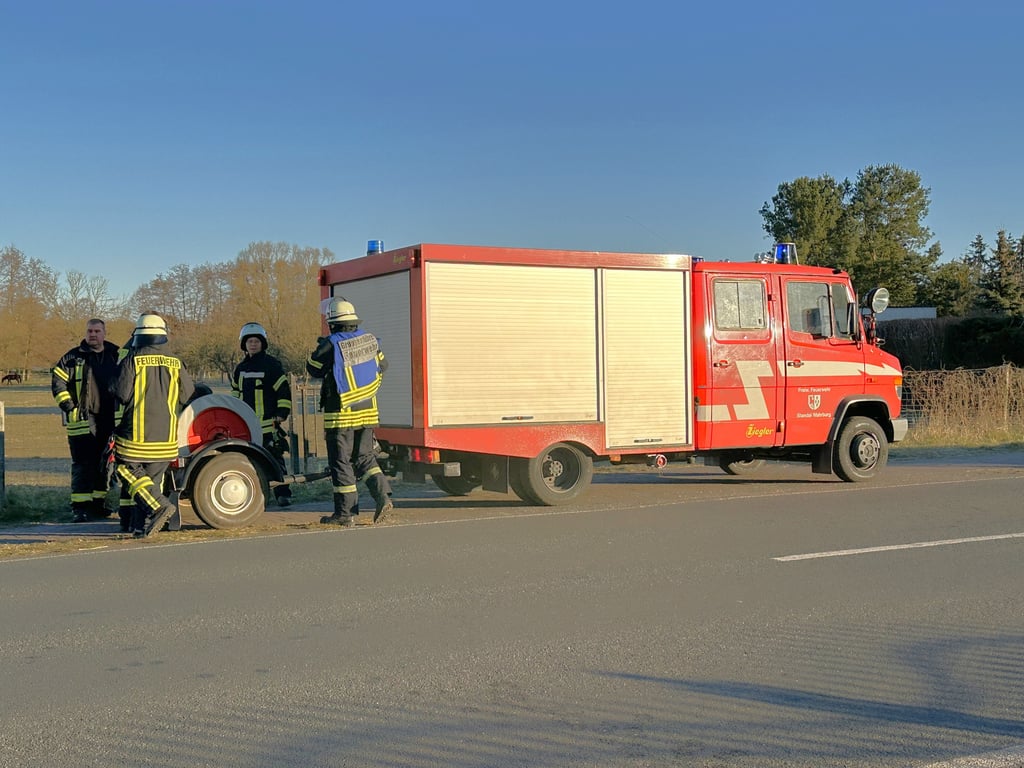 Einsatzkräfte der Freiwilligen Feuerwehr Wahrburg kamen als Unterstützung zum Einsatz an die Gardelegener Straße in Stendal.