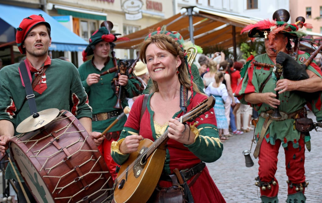 Luthers Hochzeit wird in der Stadt Wittenberg jedes Jahr gebührend gefeiert. Mit historischen Marktbuden, Festumzuegen und Buehnenprogramm ist das Stadtfest jedes Jahr gut besucht.