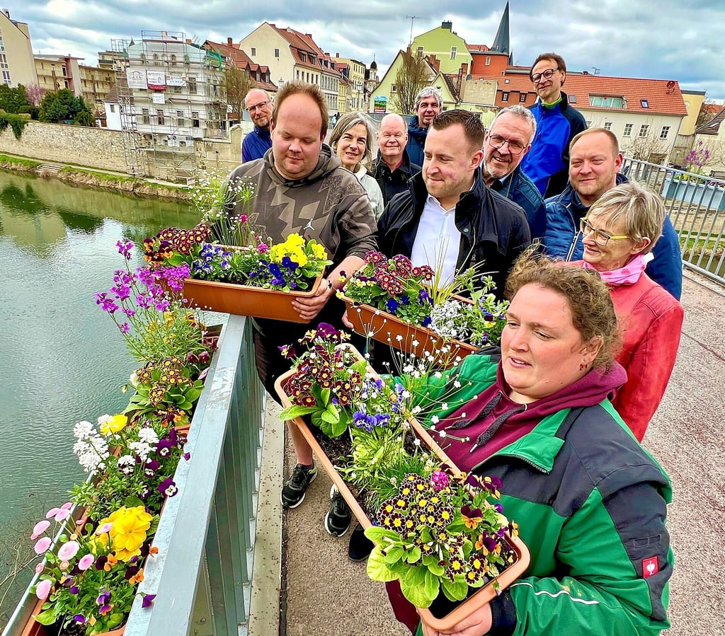 Neu bepflanzt sind die Blumenkästen auf der Marktbrücke in Bernburg.
