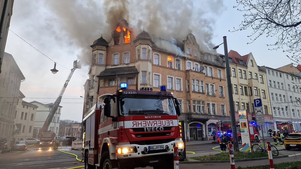 Bei einem Feuer in Halle wurde ein Wohnhaus zerstört.