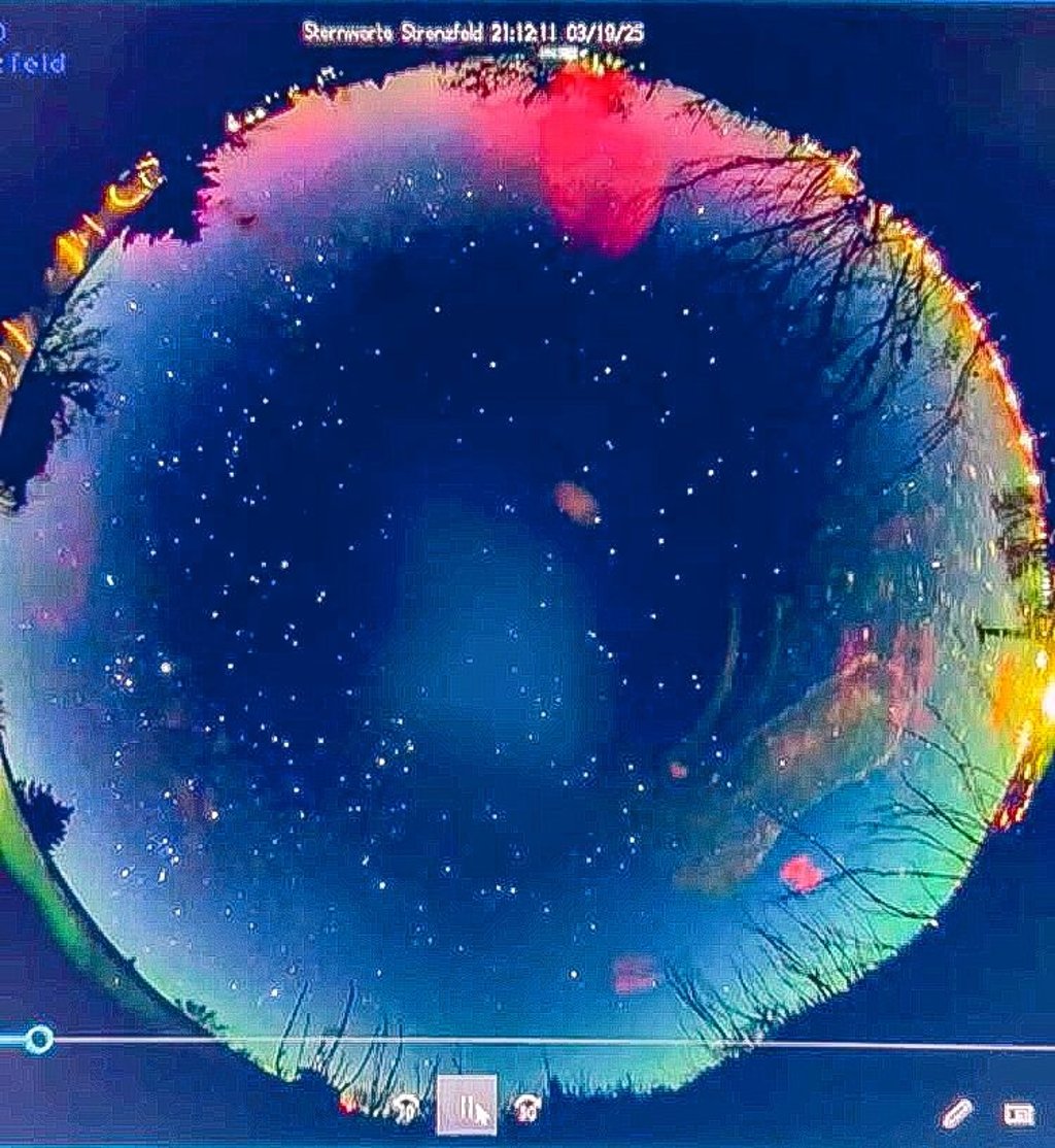 Sternfreund Matthias Bley hat mit seiner Videokamera Polarlichter (oben auf dem Bild) entdeckt.