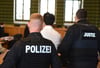 Justizwachtmänner und Polizeibeamte sichern den Prozess um die Tötung eines 45-Jährigen im Landgericht Stendal ab. Fünf Männern wird vorgeworfen, für den Tod eines Syrers im Burger Südring verantwortlich zu sein.