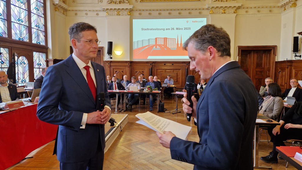 Halles neuer Oberbürgermeister Alexander Vogt (parteilos) wird vereidigt.