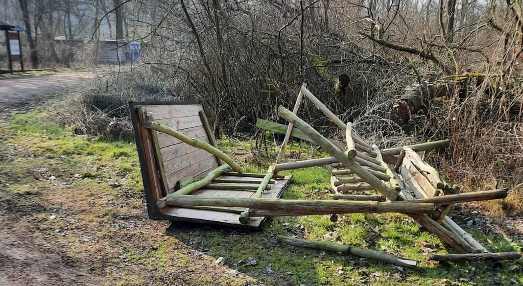 So fanden die  Helfer des Waldpädagogischen Zentrums die Futterkrippe vor: umgestoßen und demoliert.