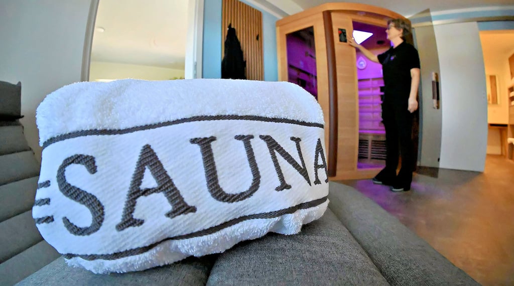 Hotel-Chefin Heike Möwes bedient die neue Infrarot-Kabine.